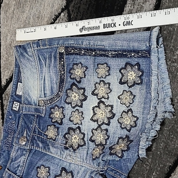 MISS ME EMBROIDERED LEATHER RHINESTONES FLOWERS RAW-EDGE DENIM JEAN SHOR… - Picture 3 of 12
